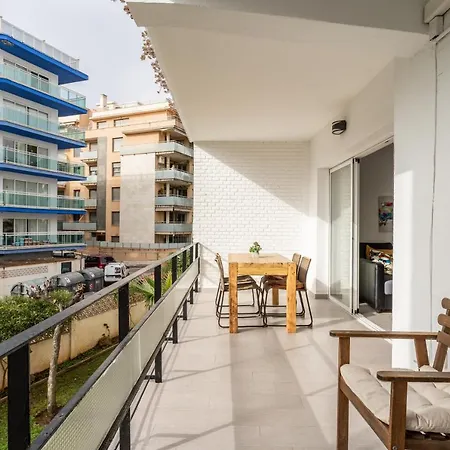 Steps From Puerto Marina Apartamento *